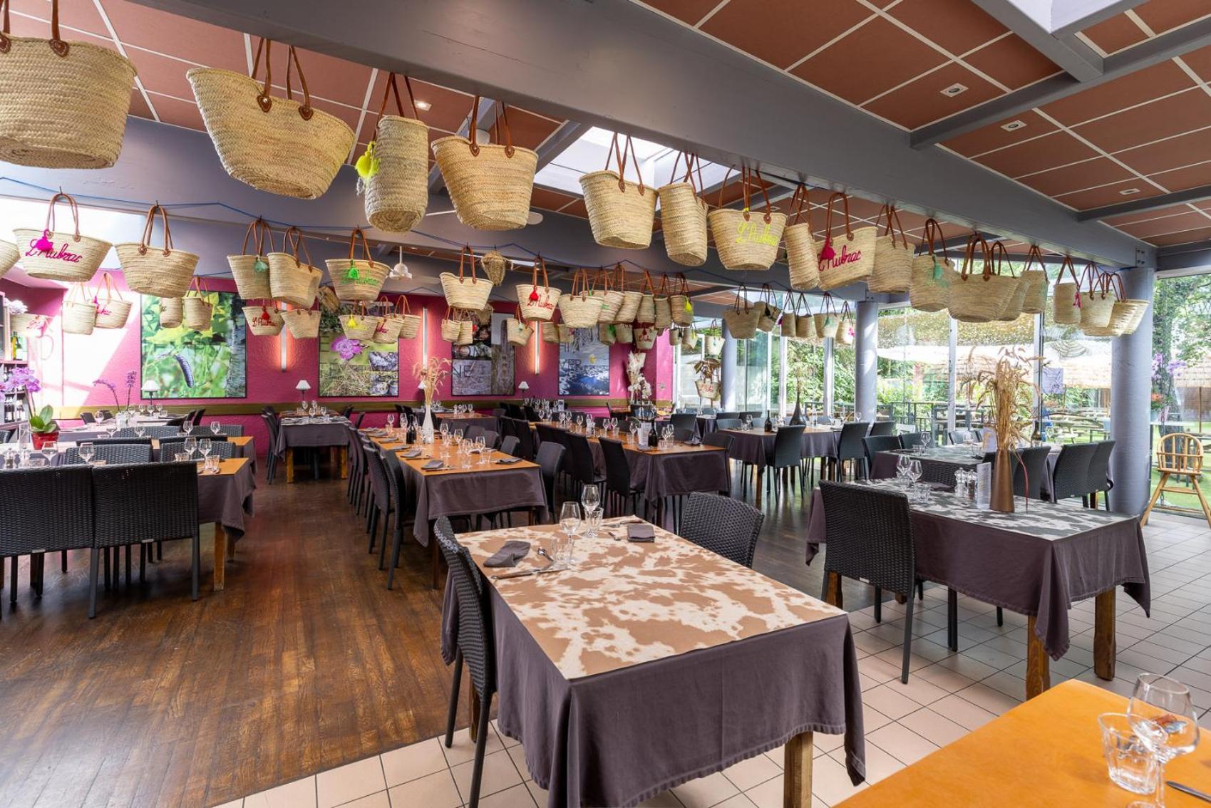Hotel-Restaurant Logis L'Aubrac ラギオール エクステリア 写真