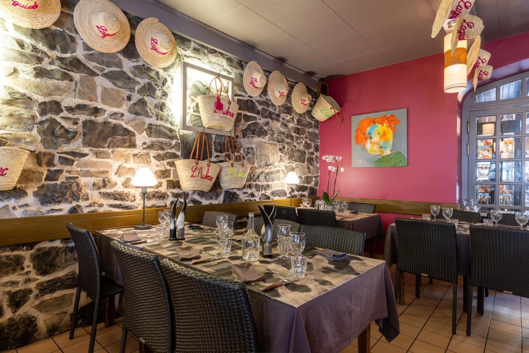 Hotel-Restaurant Logis L'Aubrac ラギオール エクステリア 写真