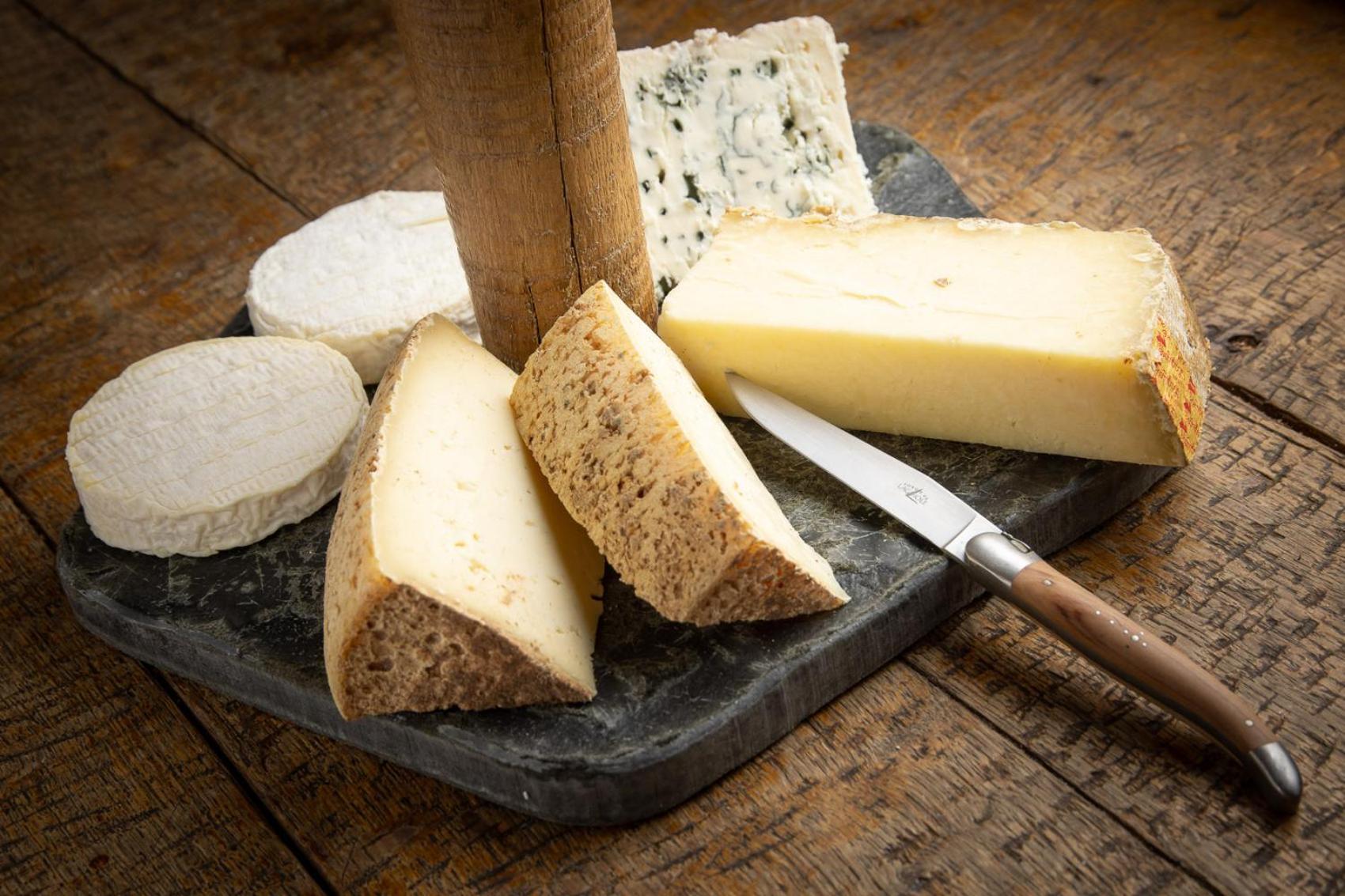 Hotel-Restaurant Logis L'Aubrac ラギオール エクステリア 写真