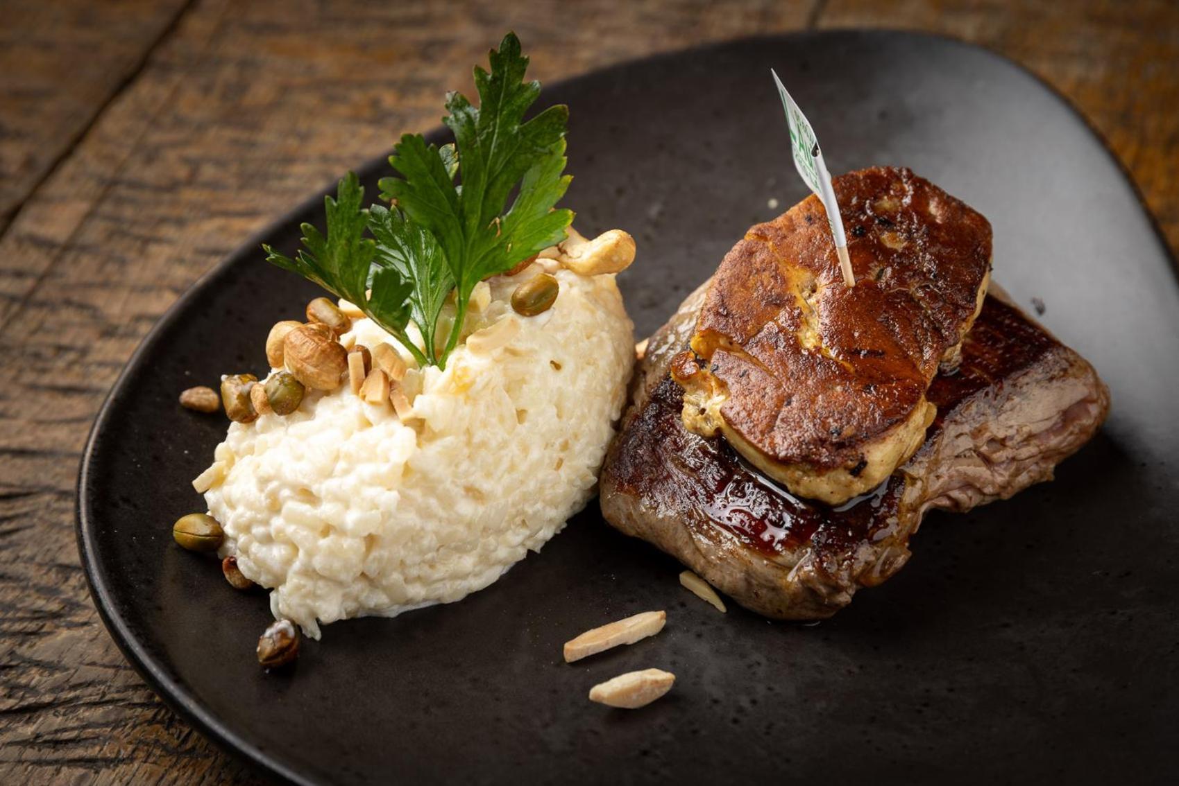 Hotel-Restaurant Logis L'Aubrac ラギオール エクステリア 写真