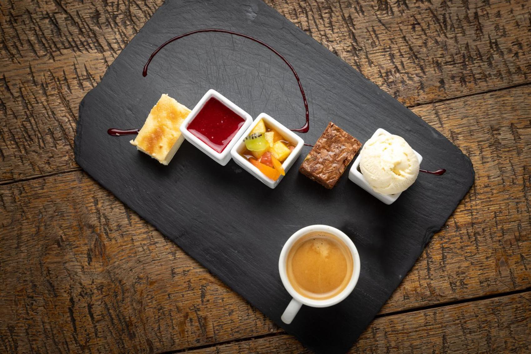 Hotel-Restaurant Logis L'Aubrac ラギオール エクステリア 写真