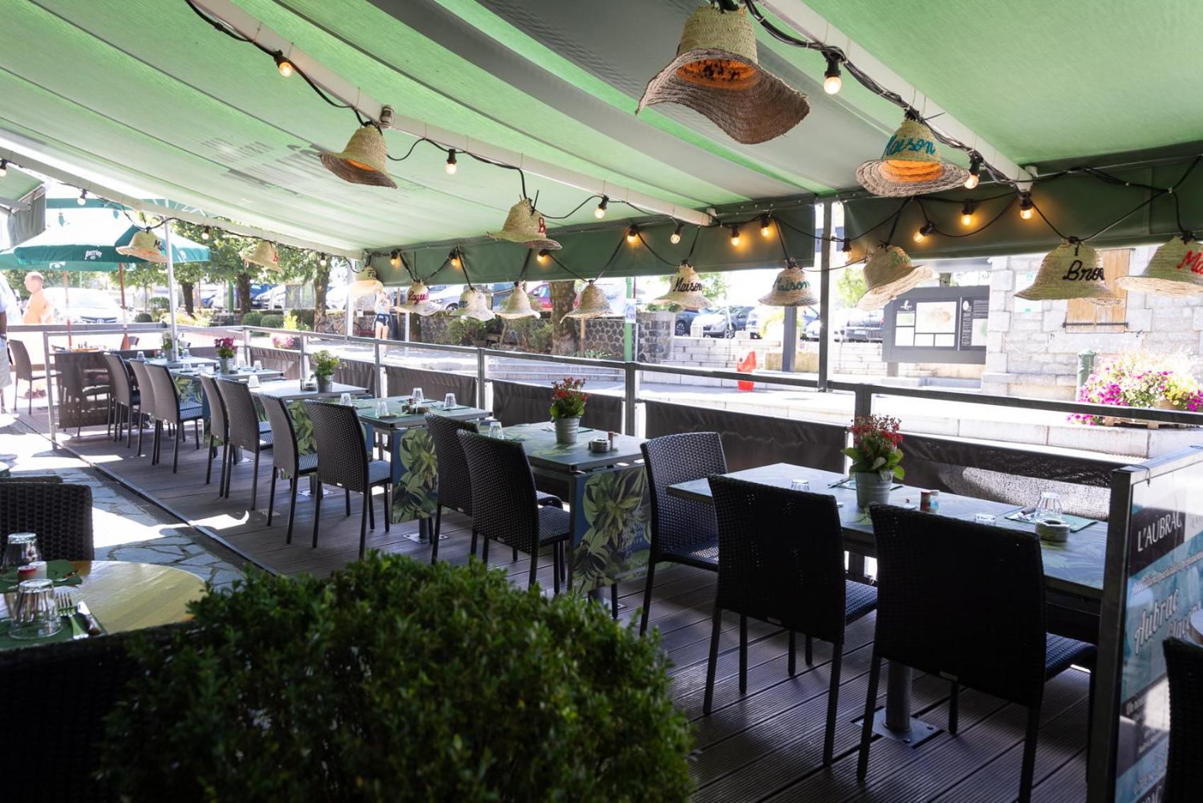 Hotel-Restaurant Logis L'Aubrac ラギオール エクステリア 写真
