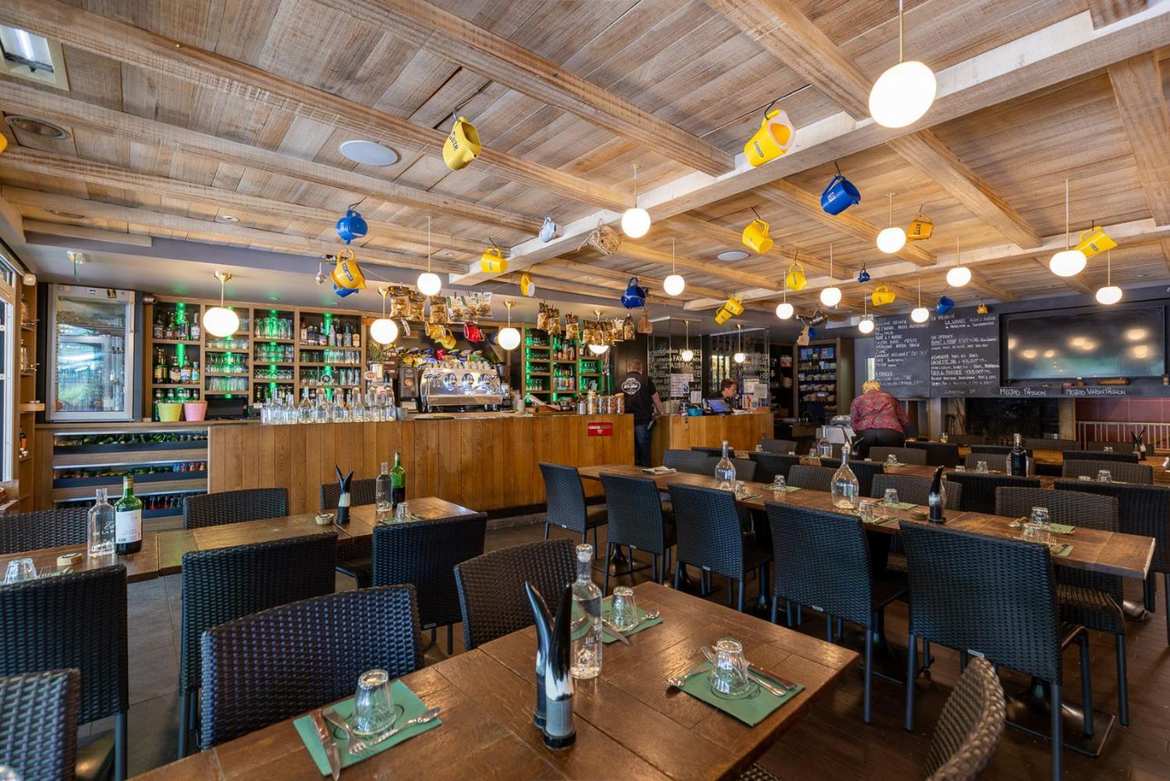 Hotel-Restaurant Logis L'Aubrac ラギオール エクステリア 写真