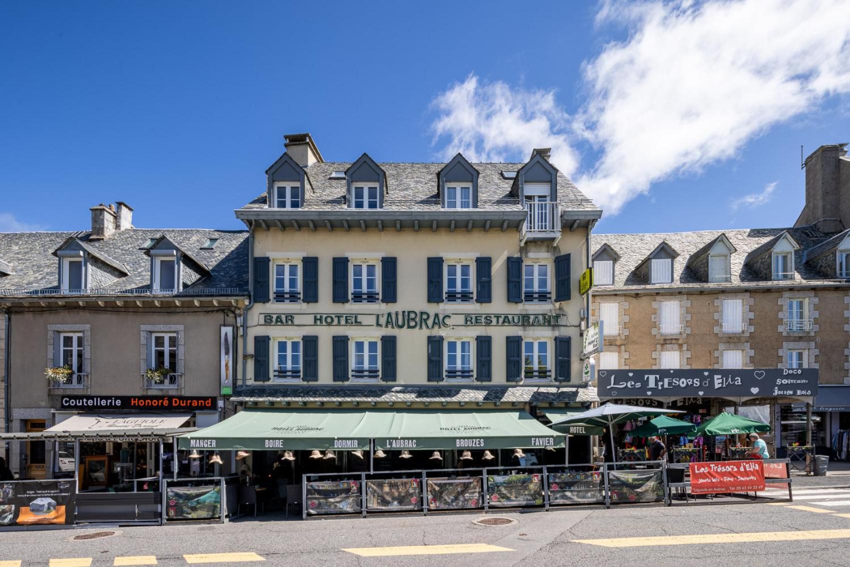Hotel-Restaurant Logis L'Aubrac ラギオール エクステリア 写真