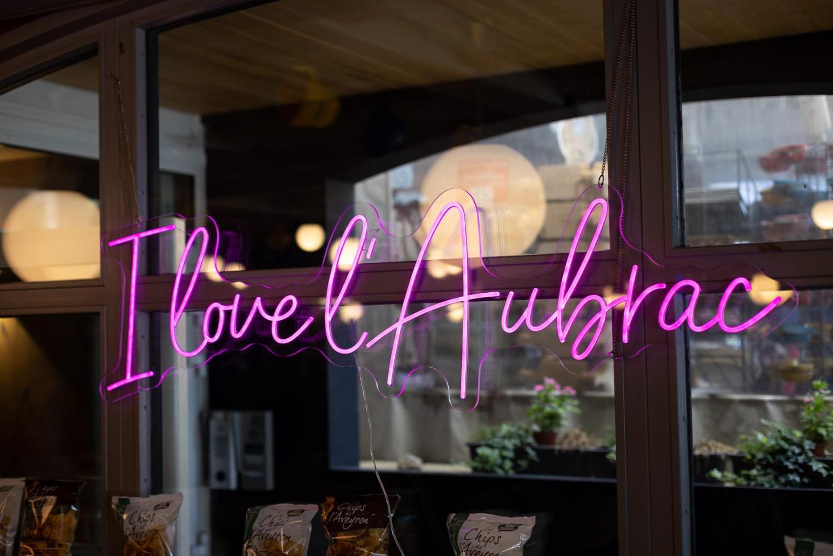 Hotel-Restaurant Logis L'Aubrac ラギオール エクステリア 写真