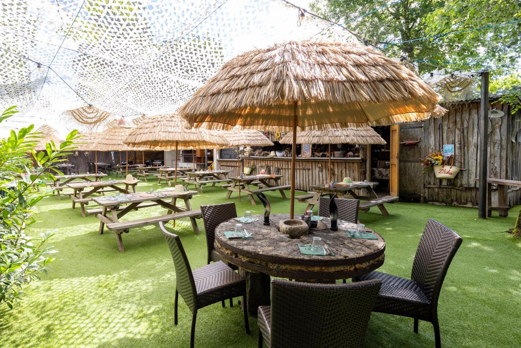 Hotel-Restaurant Logis L'Aubrac ラギオール エクステリア 写真