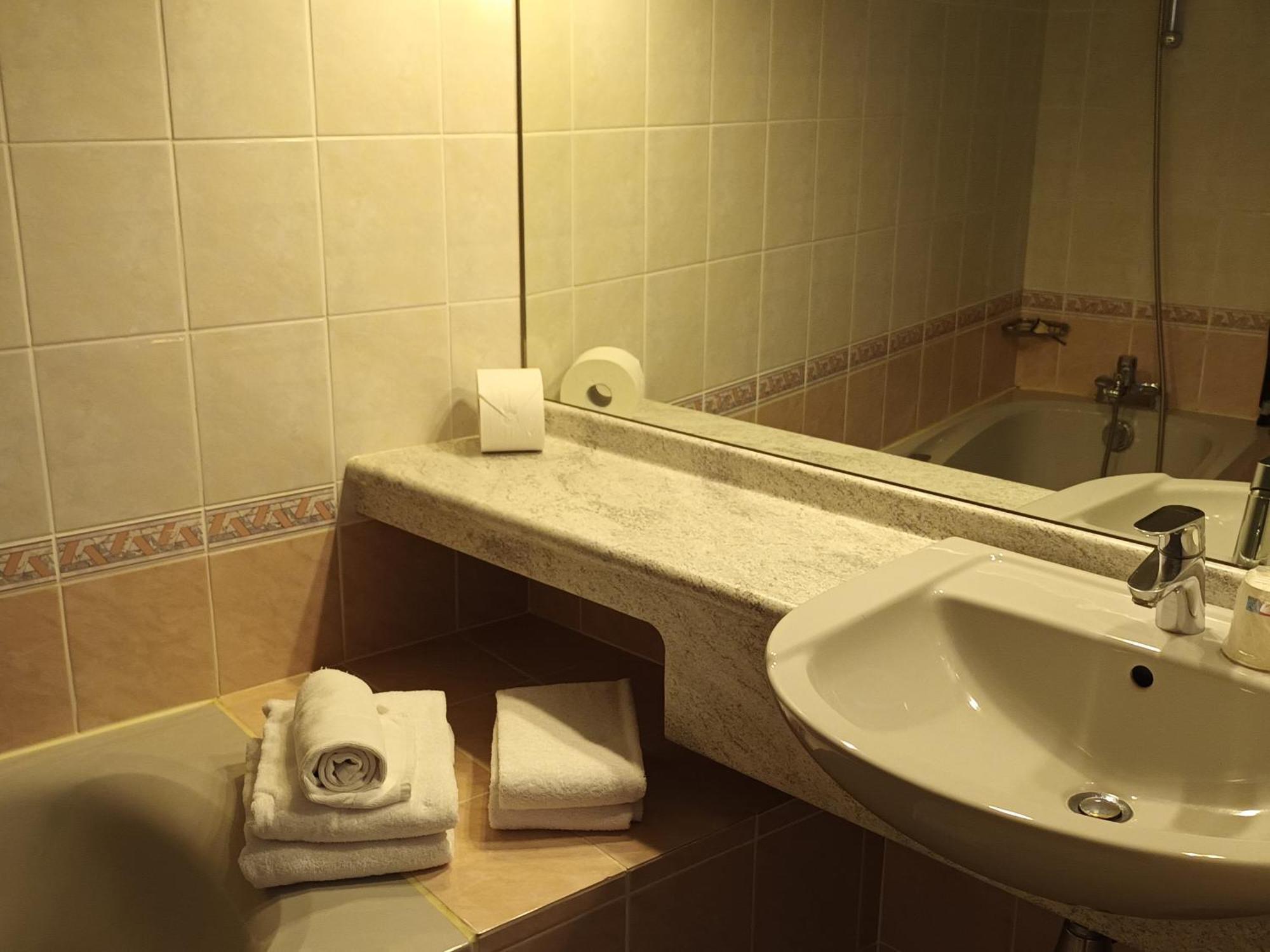 Hotel-Restaurant Logis L'Aubrac ラギオール エクステリア 写真