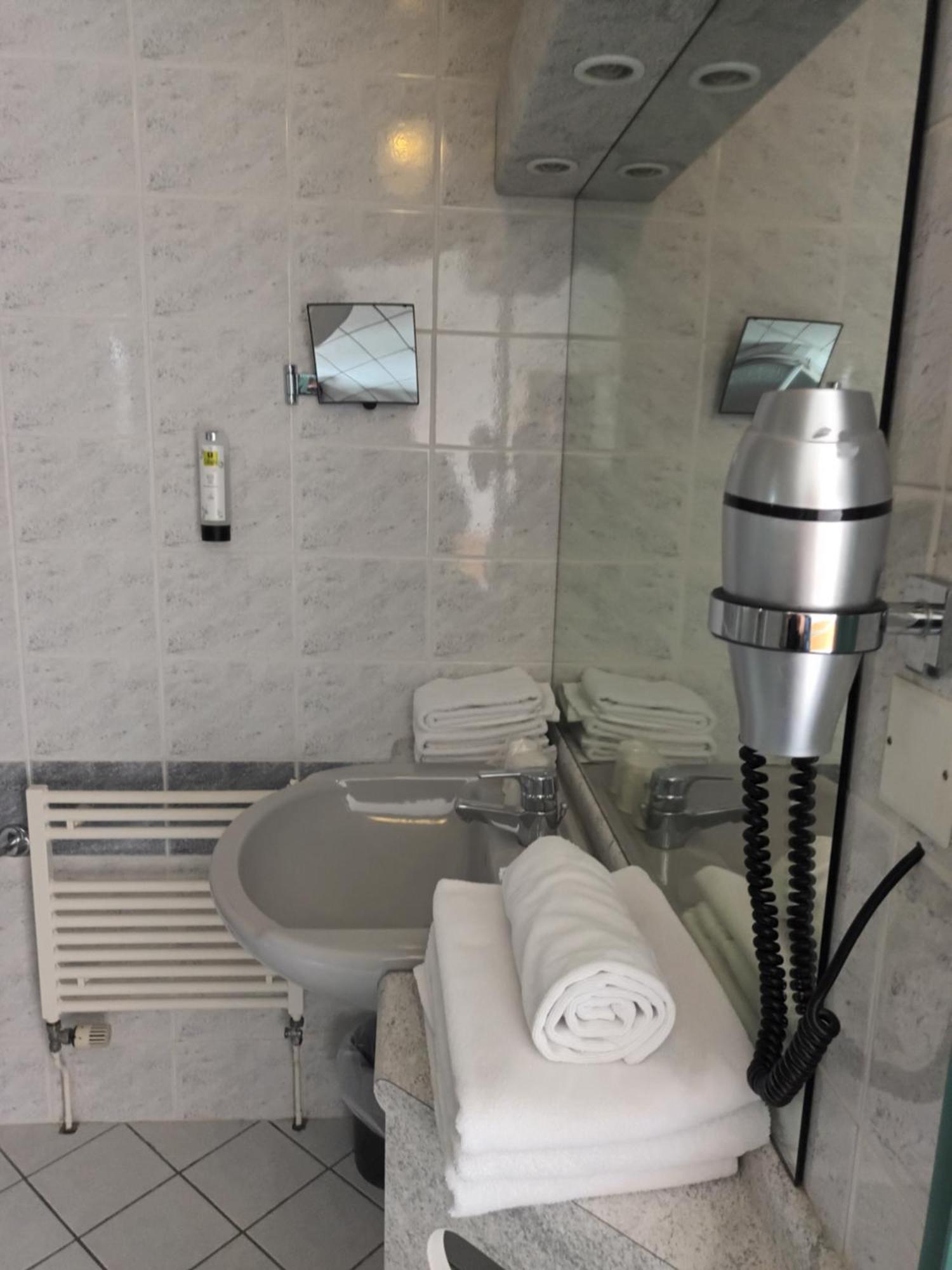 Hotel-Restaurant Logis L'Aubrac ラギオール エクステリア 写真