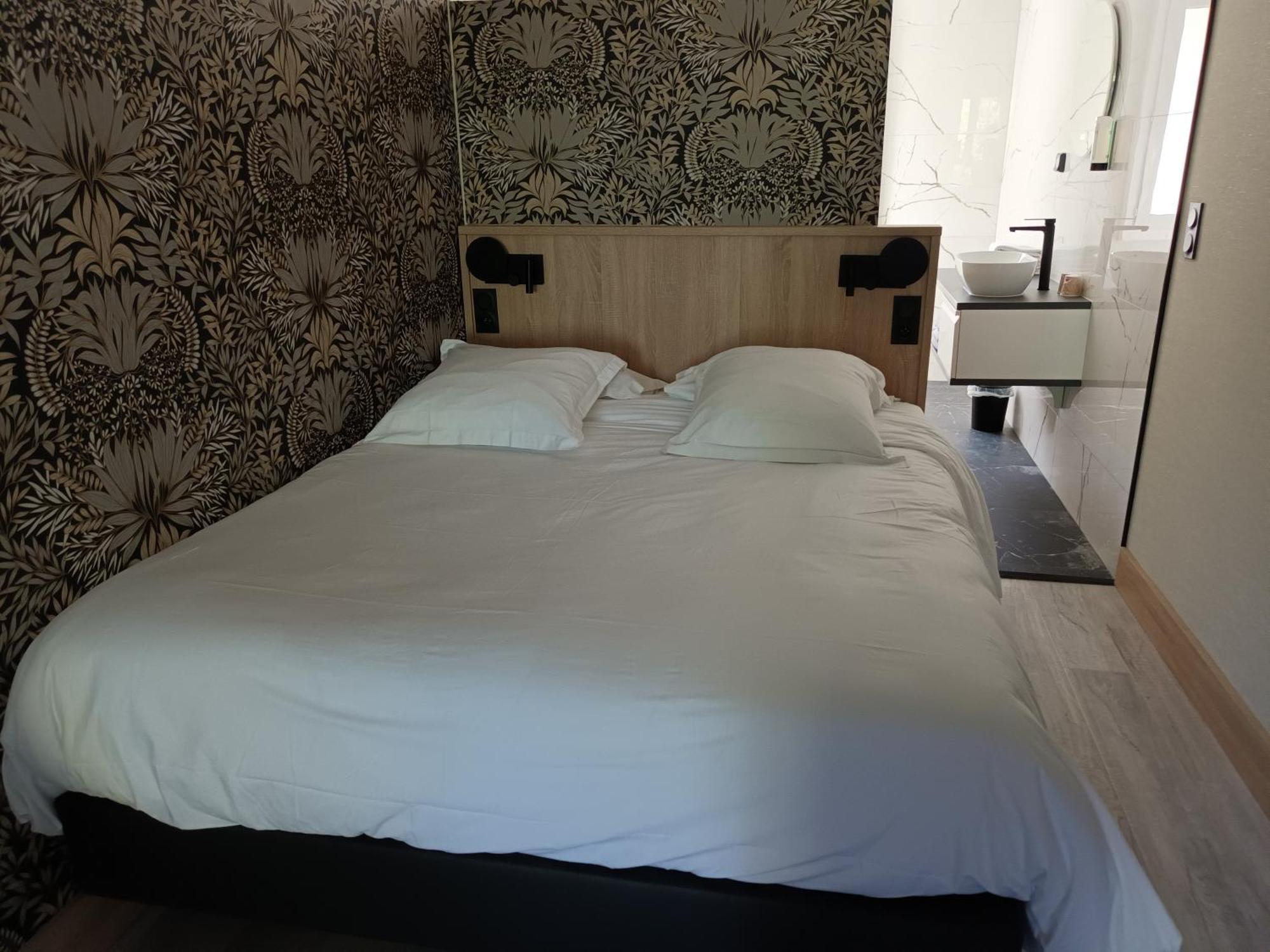 Hotel-Restaurant Logis L'Aubrac ラギオール エクステリア 写真