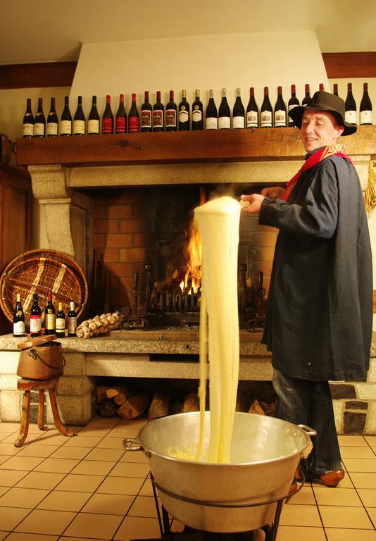 Hotel-Restaurant Logis L'Aubrac ラギオール エクステリア 写真